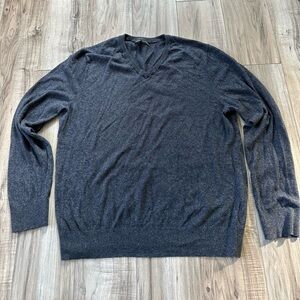 Banana Republic Men’s Knit V-Neck Sweater Office in a Heather Blue Size Large